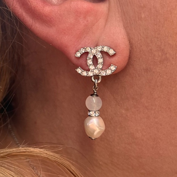 🔥CHANEL 🔥NEW COLLECTION White Drop Earrings with Iconic Logo and Pearl Elements - Picture 3 of 13